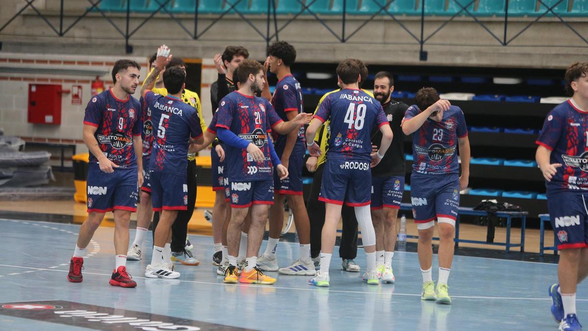 Los jugadores del Automanía Luceros celebran su victoria de ayer ante el Calvo Xiria.