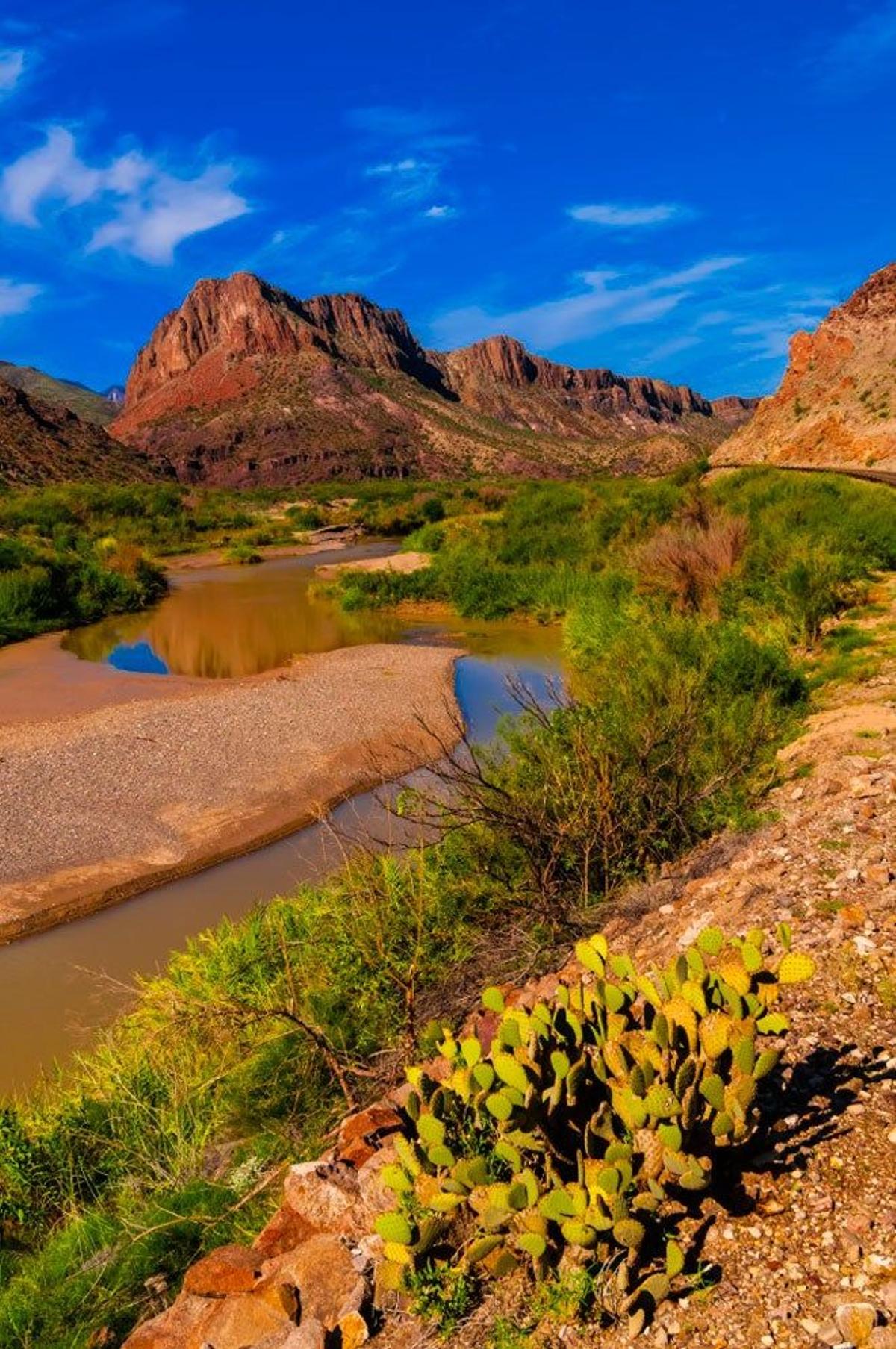 El Río Bravo en México o el Río Grande en Estados Unidos, es la frontera entre México y Estados Unidos.