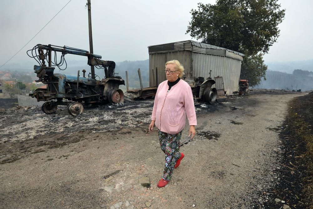 Incendio forestal en el lugar de Parada (Pontecaldelas).