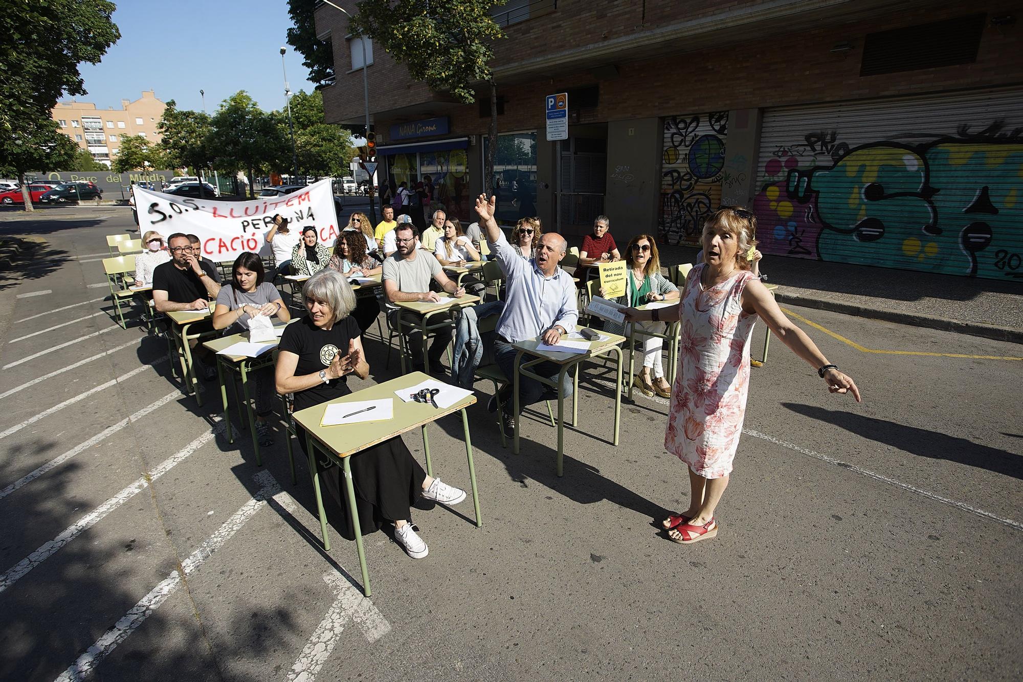 Professors del Sobrequés de Girona tallen el carrer i hi munten una aula