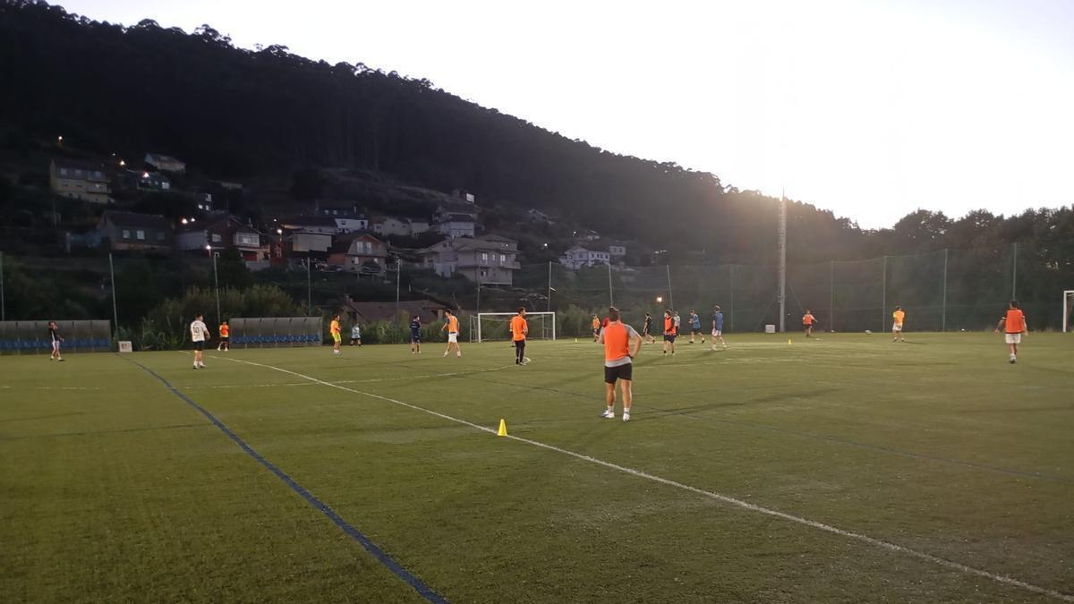 Entrenamiento del CD Bueu de fútbol en su campo.