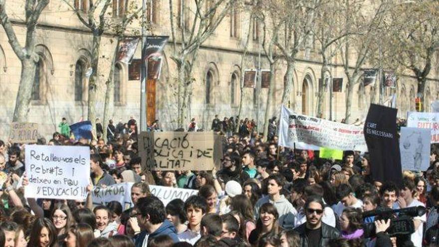 Miles de estudiantes toman el centro de Barcelona