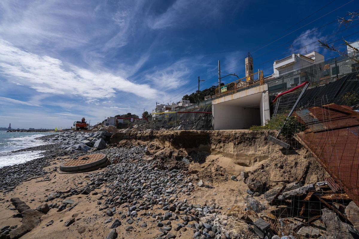 El temporal marítimo destroza buena parte de las playas del litoral catalán.