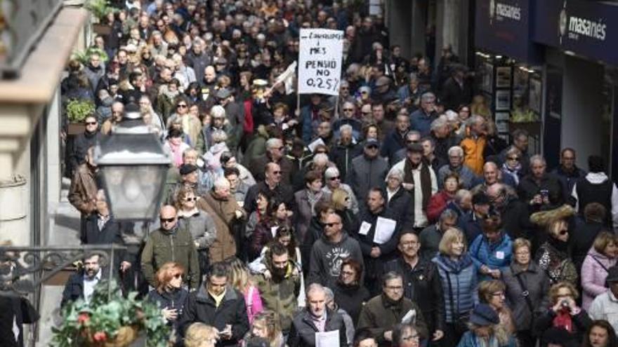 Manifestació a Manresa a favor de les pensions públiques, el 17 de març