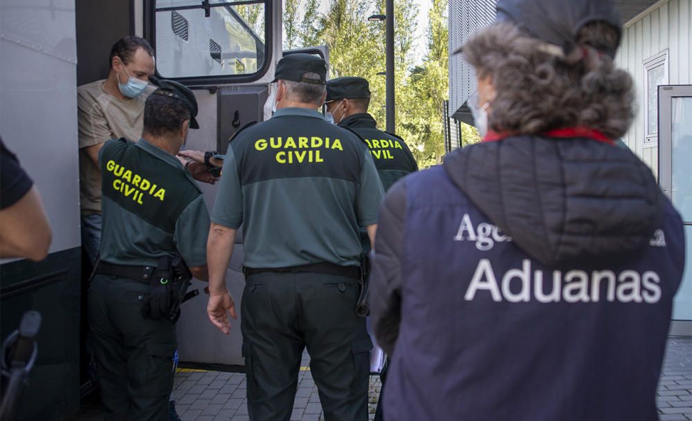 Los detenidos llegando a los juzgados de Ourense. // Carlos Peteiro