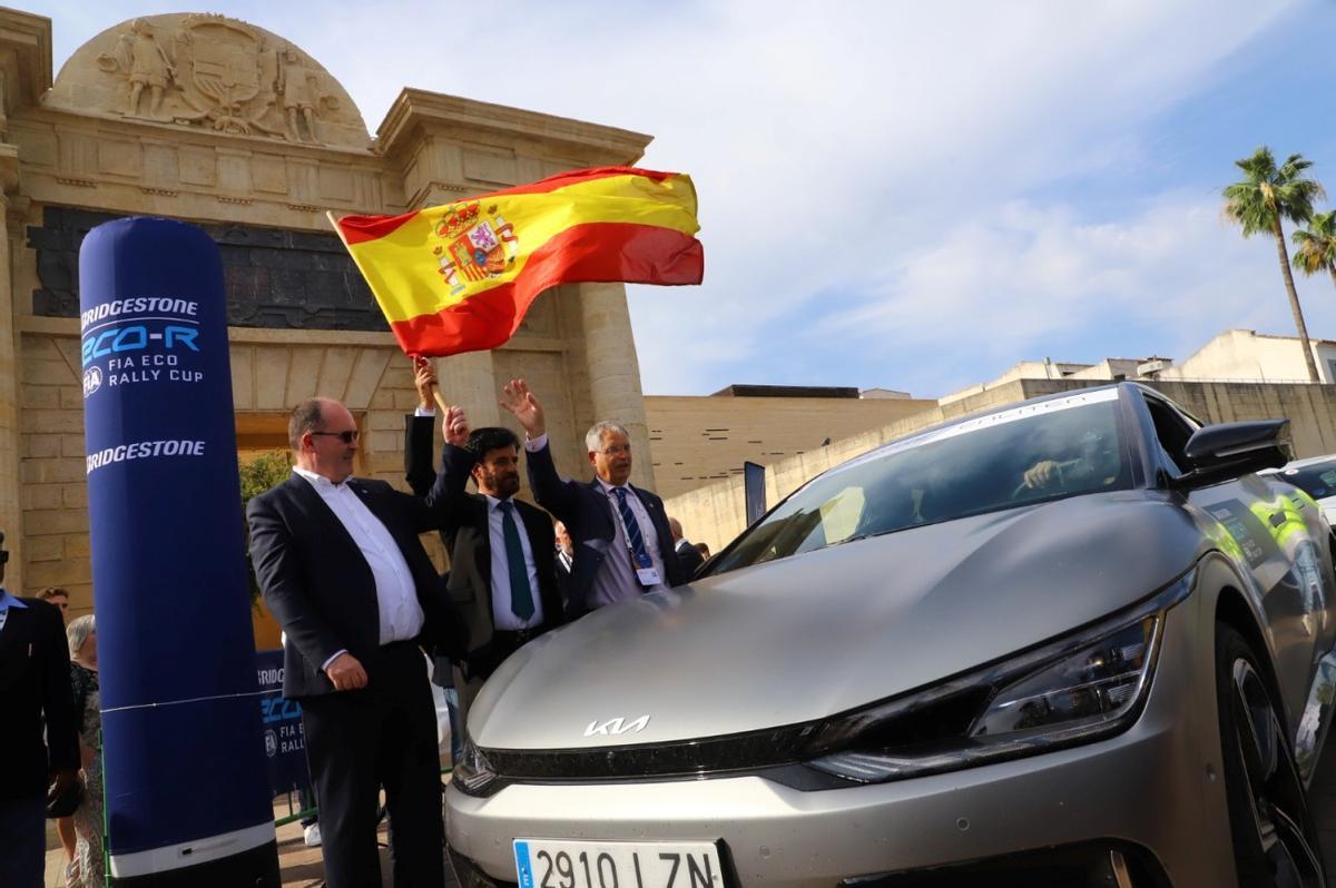 El presidente de la FIA da la salida al coche que conduce el alcalde de la ciudad de Córdoba.