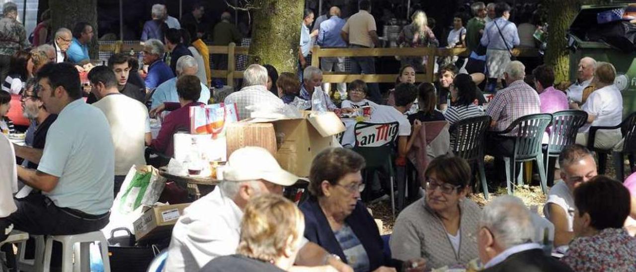 Siador despide su romería. La parroquia silledense de Siador despidió ayer sus fiestas en honor a la Virxe da Saleta que arrancaron el sábado con la tradicional procesión de antorchas. Ayer hubo diversas misas desde las ocho de la mañana y la solemne, que estuvo muy concurrida, estuvo amenizada por el Coro San Miguel. Los asistentes disfrutaron de una comida en la carballeira del lugar. La Banda de Música Municipal de Silleda ofreció dos conciertos. El broche final lo puso la orquesta Costa Oeste durante la verbena.