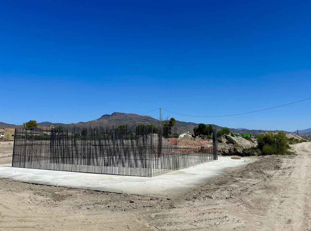 Uno de los bloques de cimiento ya terminado, a la espera de seguir 'creciendo'.