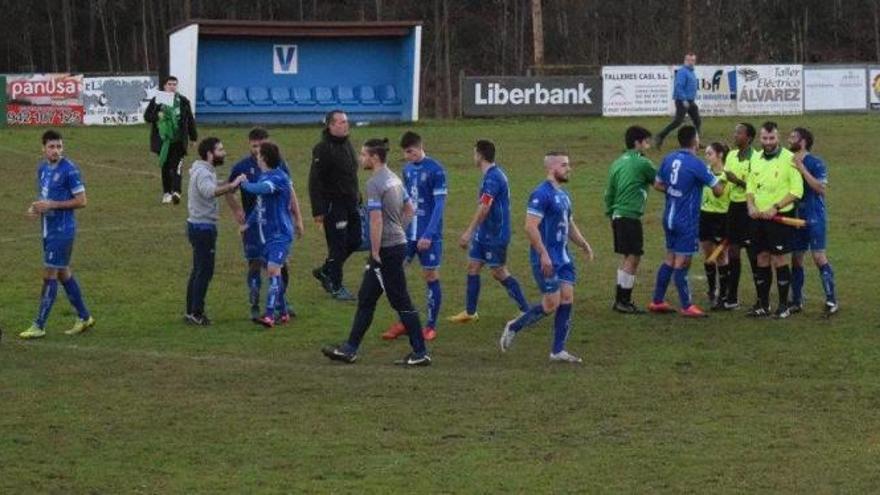 Clausurado dos partidos el campo del Ribadedeva por los insultos racistas y sexistas al trío arbitral