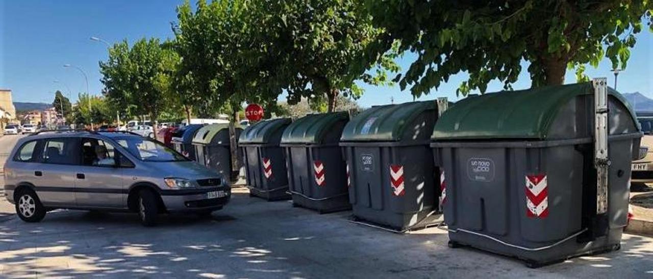 Los contenedores dificultan el acceso de vehículos en el cruce de Ozámiz con la Avenida de Ourense. |   // G.N.