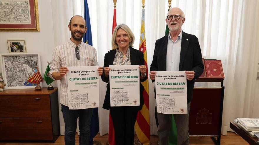 El director de la Banda Sinfónica del CAM de Bétera, José Ignacio Blesa; la Alcaldesa, Elia Verdevío; y el concejal de Cultura, Manuel Chover.