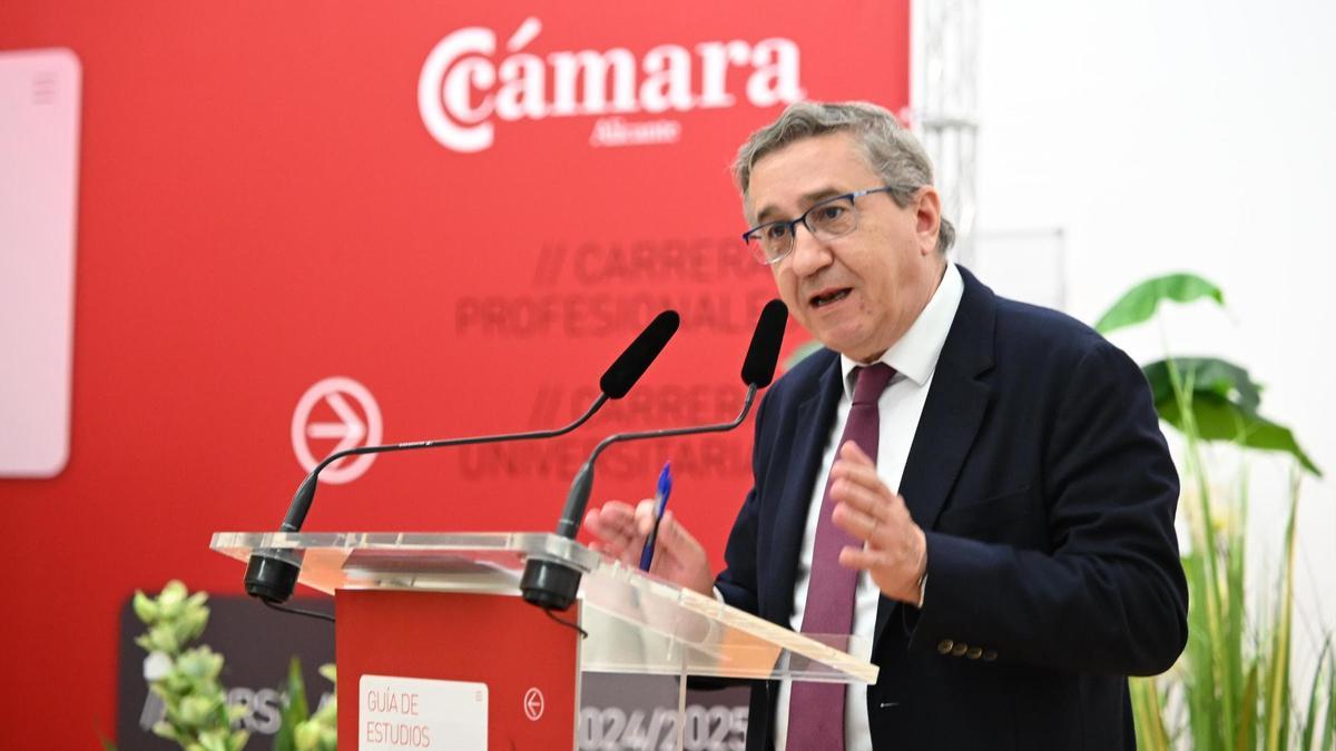 El conseller de Educación José Antonio Rovira durante su intervención en la presentación de la guía de la Cámara de Comercio de Alicante