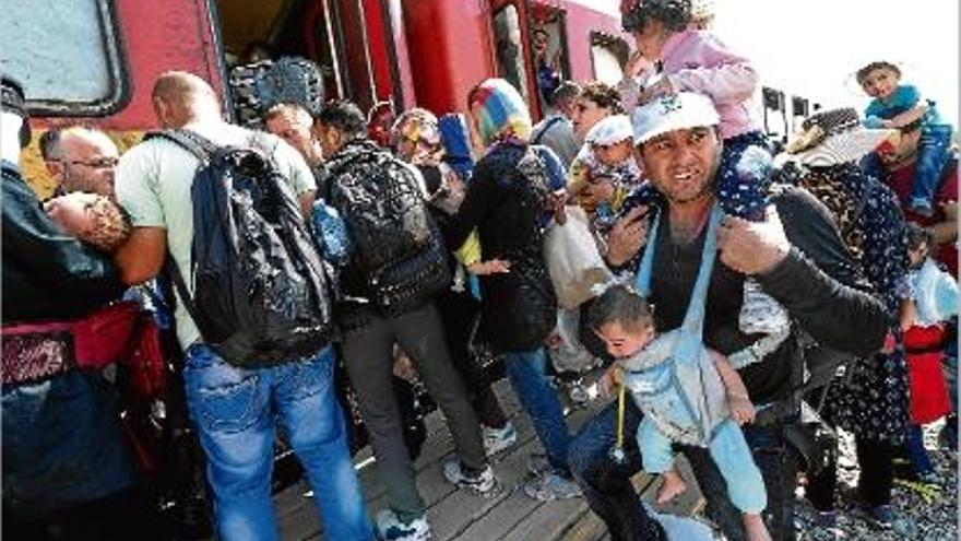 Immigrants macedonis pugen a un tren per intentar arribar a Sèrbia.