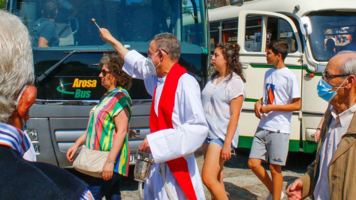 Bendición de camiones y autobuses en la plaza de Fefiñáns. | // IÑAKI ABELLA