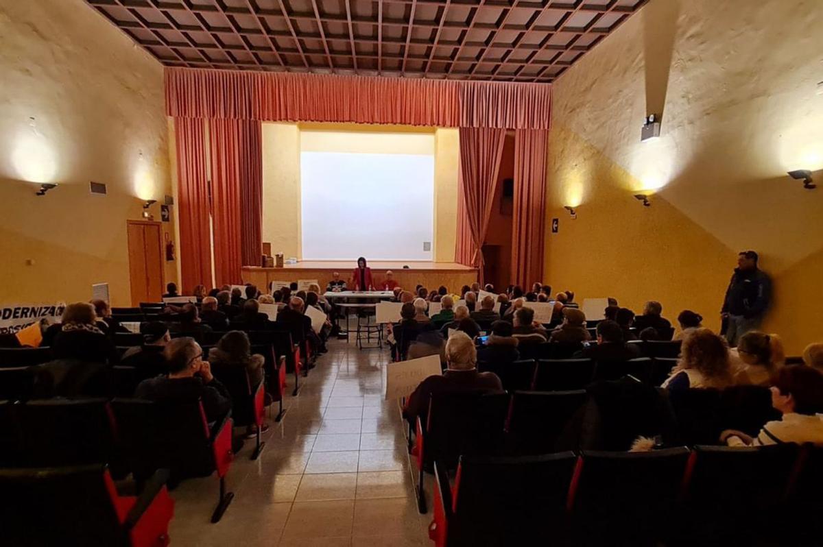 El salón de cine acogió el encuentro celebrado en Bardenas.