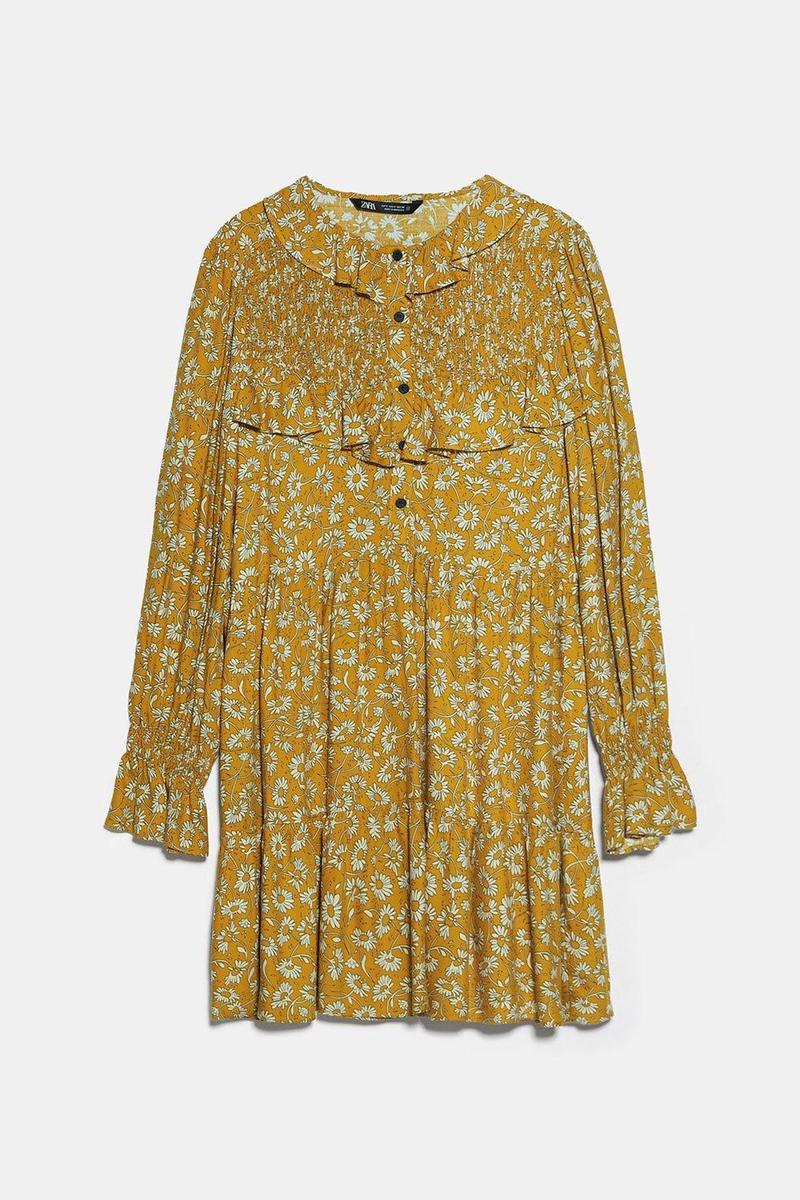 Vestido mini de estampado floral de Zara (precio: 15,99 euros)