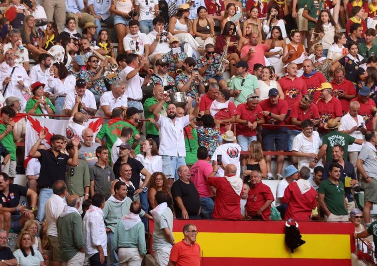 Gran animación en los tendidos del coso de San Roque durante el festejo inaugural. | GUSTAVO SANTOS