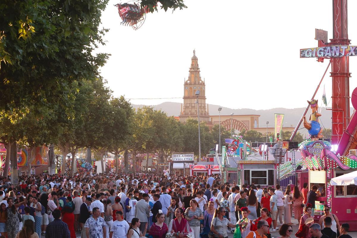Feria de Nuestra Señora de la Salud 2025 Córdoba. Ambiente general dia del niño calle del infierno atracciones