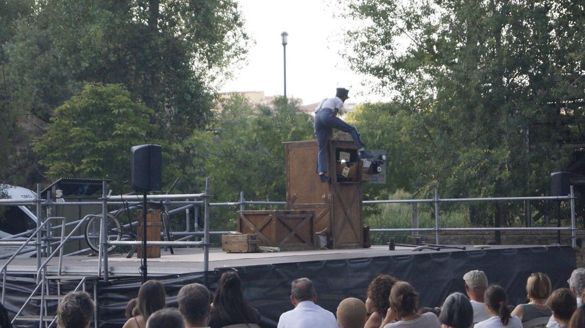 Jean Philippe Kikolas lleva su show "Sin remite" a las Aceñas de Cabañales dentro del festival Circo a la Calle. Jean Philippe Kikolas lleva su show "Sin remite" a las Aceñas de Cabañales dentro del festival Circo a la Calle.