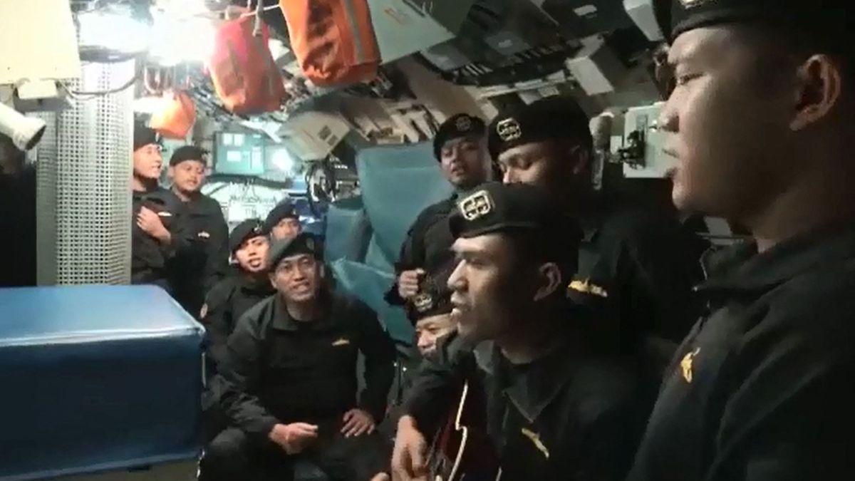 Marineros del submarino hundido en Indonesia cantando