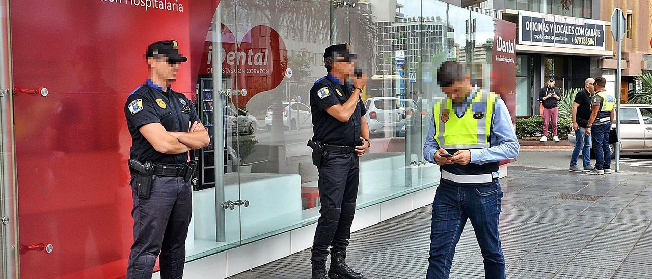 Imagen de la incautación de historiales de Idental en la capital grancanaria, en julio de 2018.