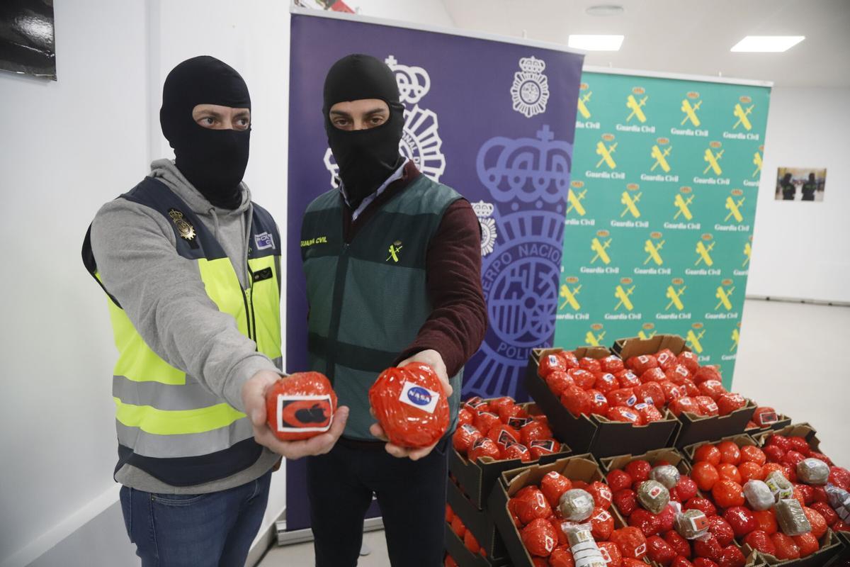 Bolas de hachís enfundadas en celofán rojo simulando ser tomates. Rafaela Valenzuela, Juan Carretero y Carlos Serra, junto a otros representantes de la Guardia Civil y la Policía Nacional, con parte de la mercancía incautada