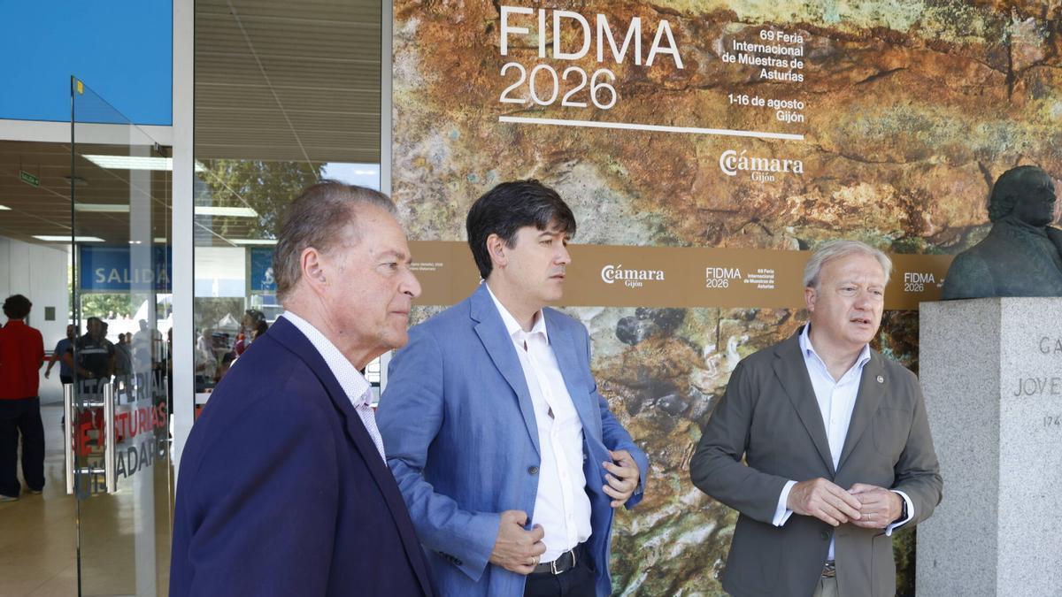 Borja Sánchez entre el presidente de la Cámara de Gijón, Féliz Baragaño (izquierda) y el director de la Feria de Muestras, Álvaro Alonso.