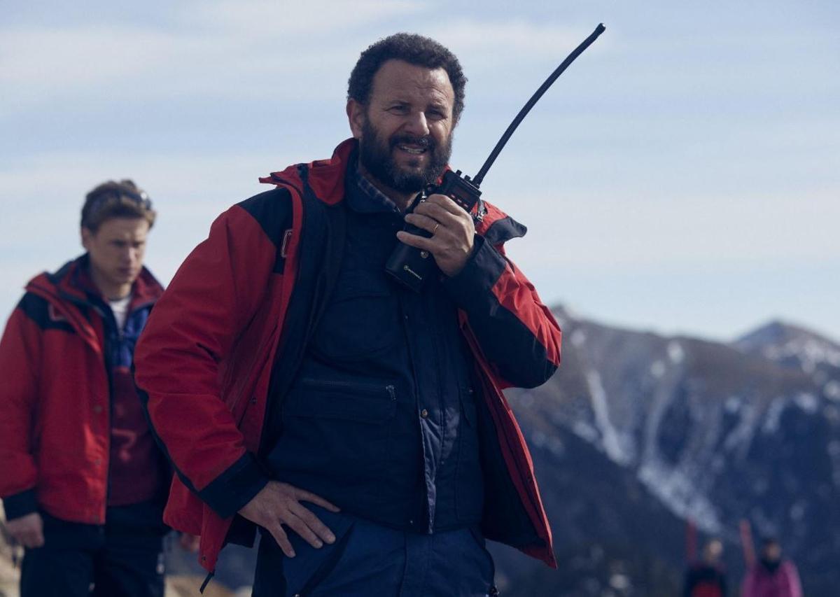 Marc Martínez, amb Jan Buxaderas al darrera, en una imatge del film