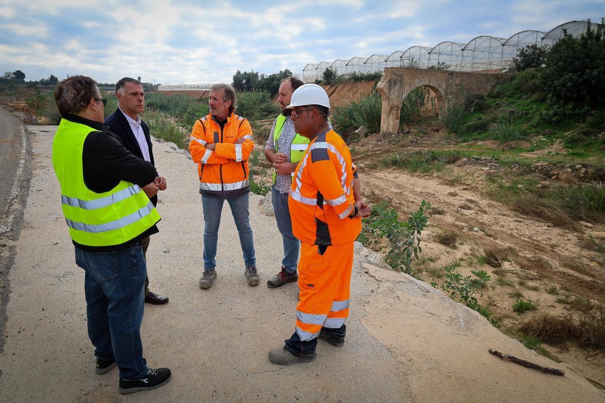 Visita del concejal de Urbanismo a las obras del Camí dels Arquets.