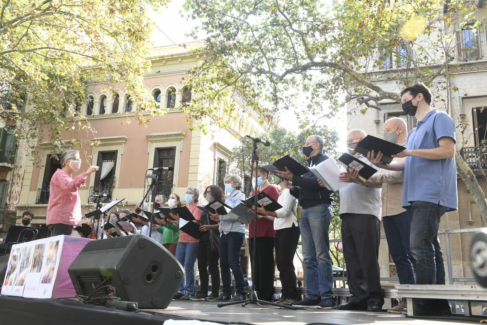 El Orfeó Gracienc en la plaza de la Virreina en Gràcia en su regreso