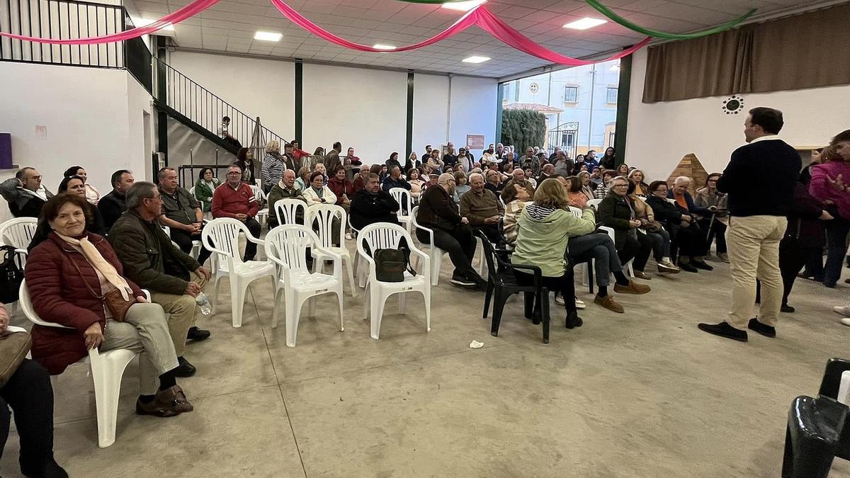 El alcalde, en la reunión vecinal con los habitantes de Zamoranos.