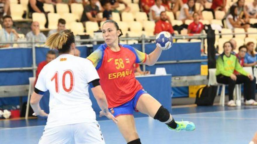 O&#039;Mullony realiza un lanzamiento en un partido con la Selección Española de Balonmano