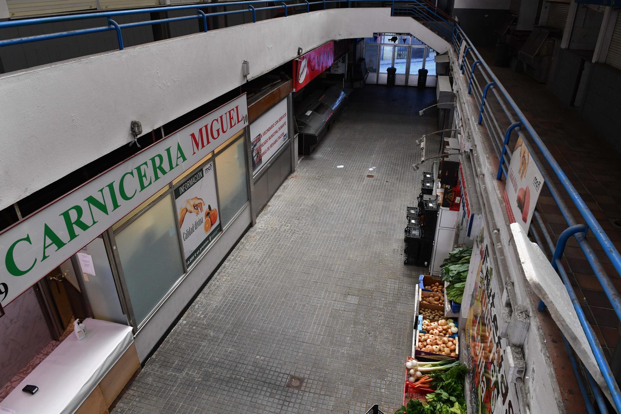 Los puestos de alimentación y ropa de Santa Lucía dejarán el mercado el 31 de agosto
