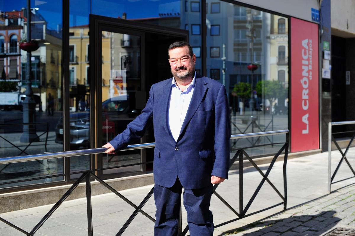 Julián Casas, en la sede de La Crónica de Badajoz.