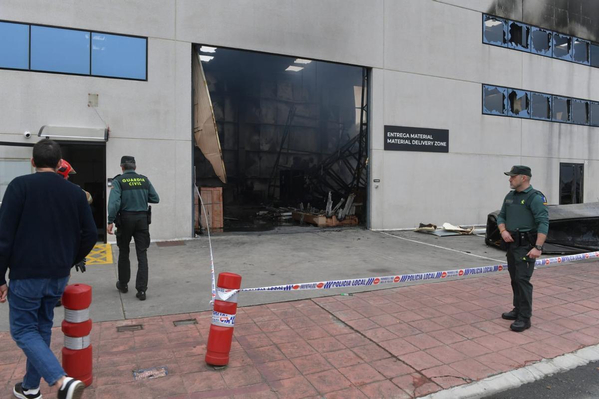 Un incendio destroza la nave de Trison en el polígono de Espíritu Santo