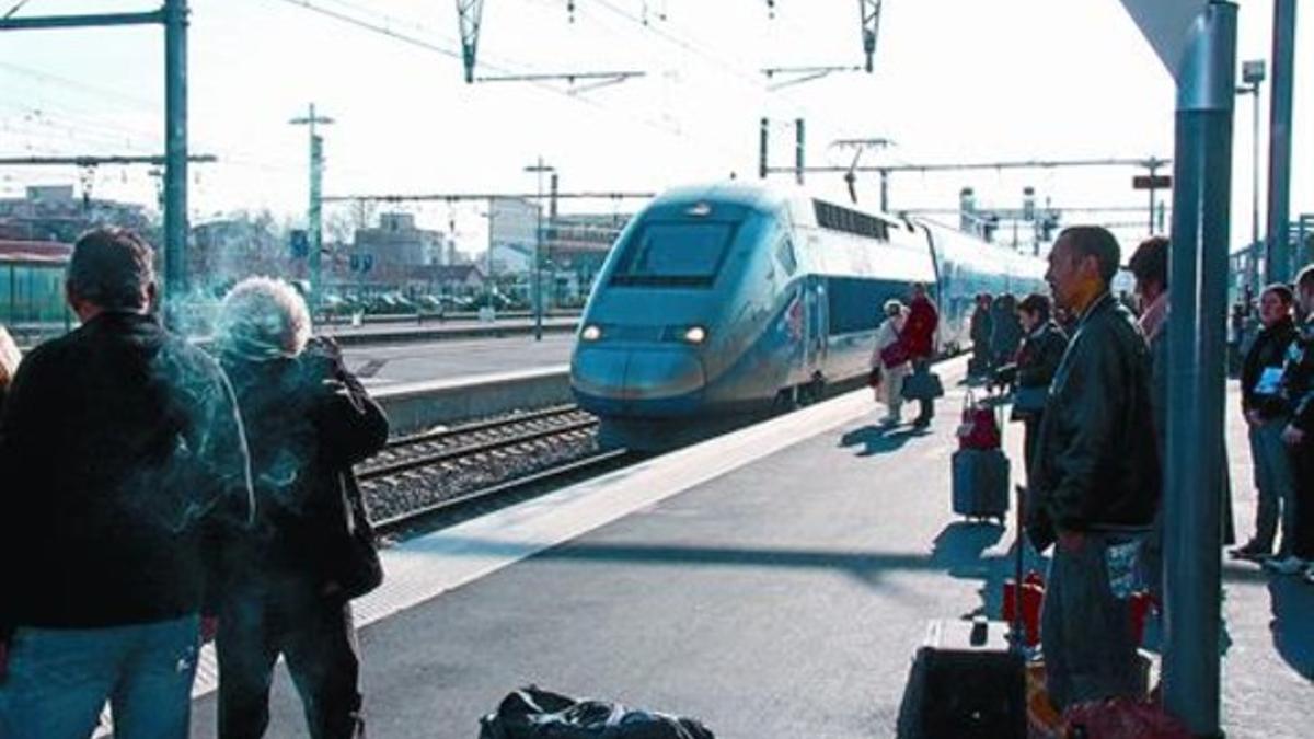 Un TGV llega a la estación de Perpinyà, en uno de los tramos del eje mediterráneo, en diciembre.