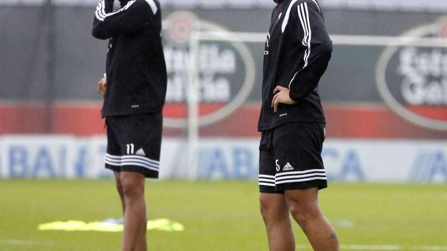 Hernández, a la derecha, junto a Larrivey, durante el entrenamiento de ayer.