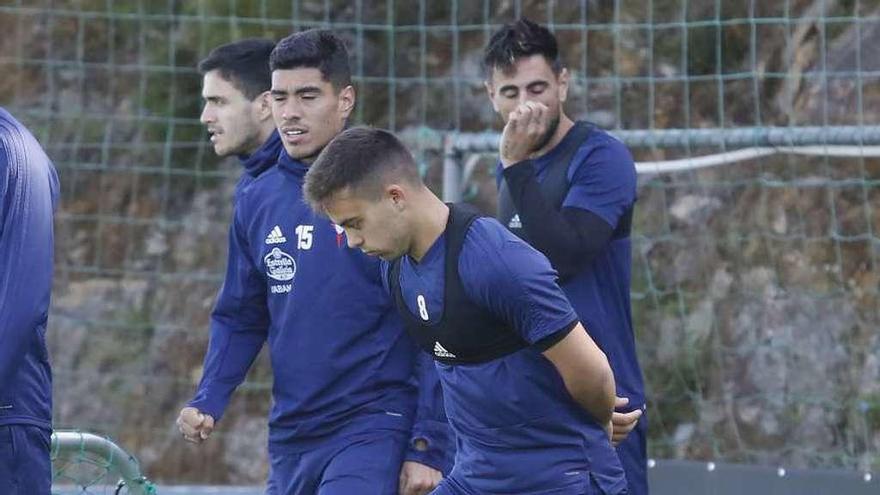 Beltrán, en primer término, junto a Olaza, durante el entrenamiento de ayer en A Madroa. // Alba Villar