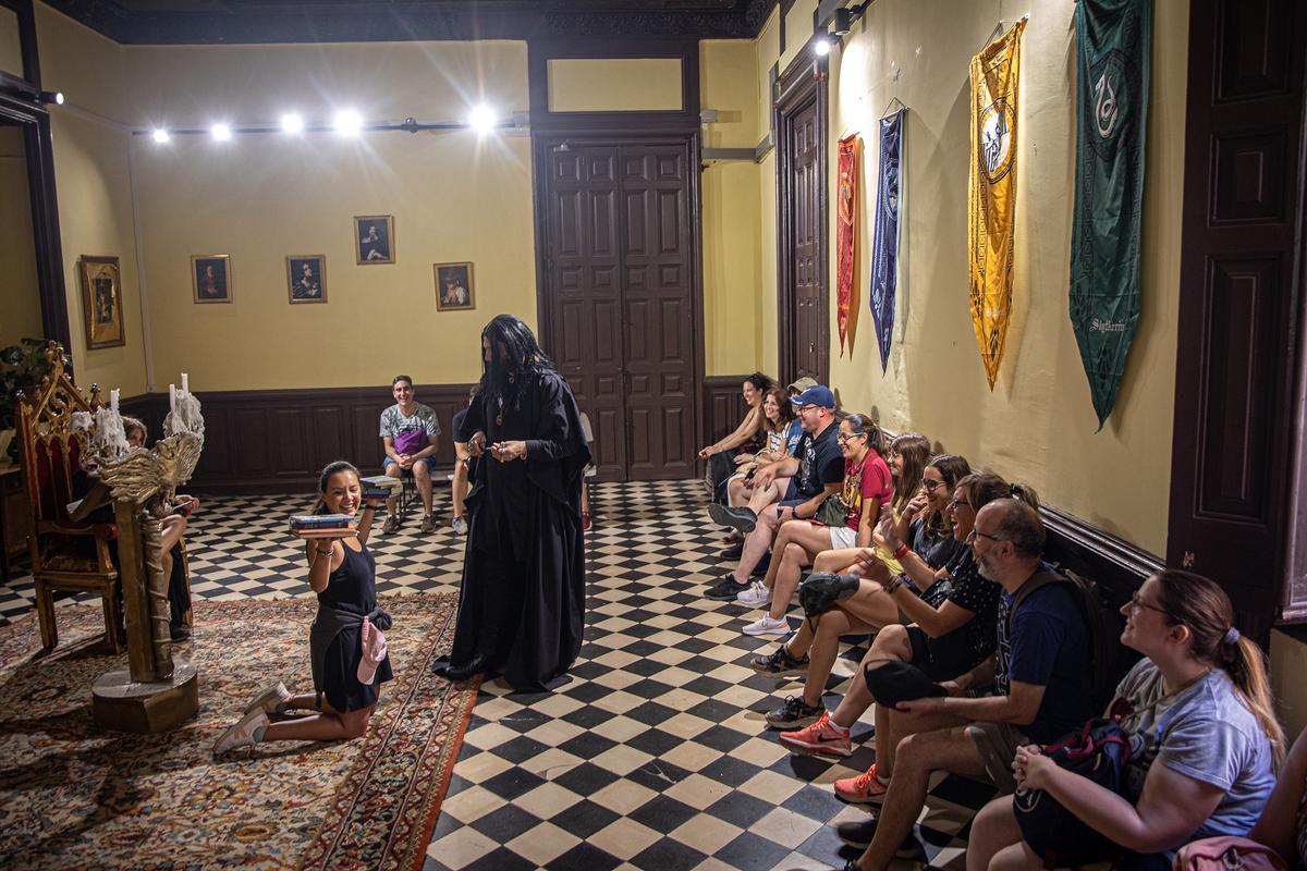 Parada mágica en una sala del Palau Maldà.