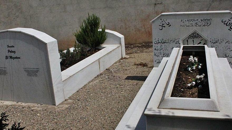 Tombes a l&#039;espai de 136 m² destinat al cementiri musulmà de Manresa, on caben 29 sepultures