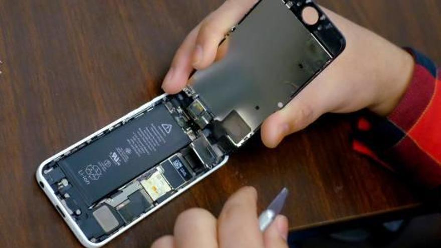 Una bateria d&#039;iPhone, en un moment d&#039;una reparació.