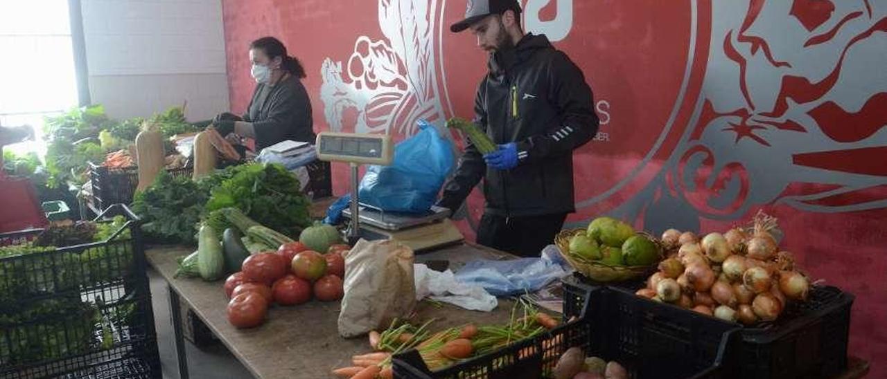 Hay vendedores que siguen yendo a la plaza de la verdura y otros que han dejado temporalmente. // N. P.