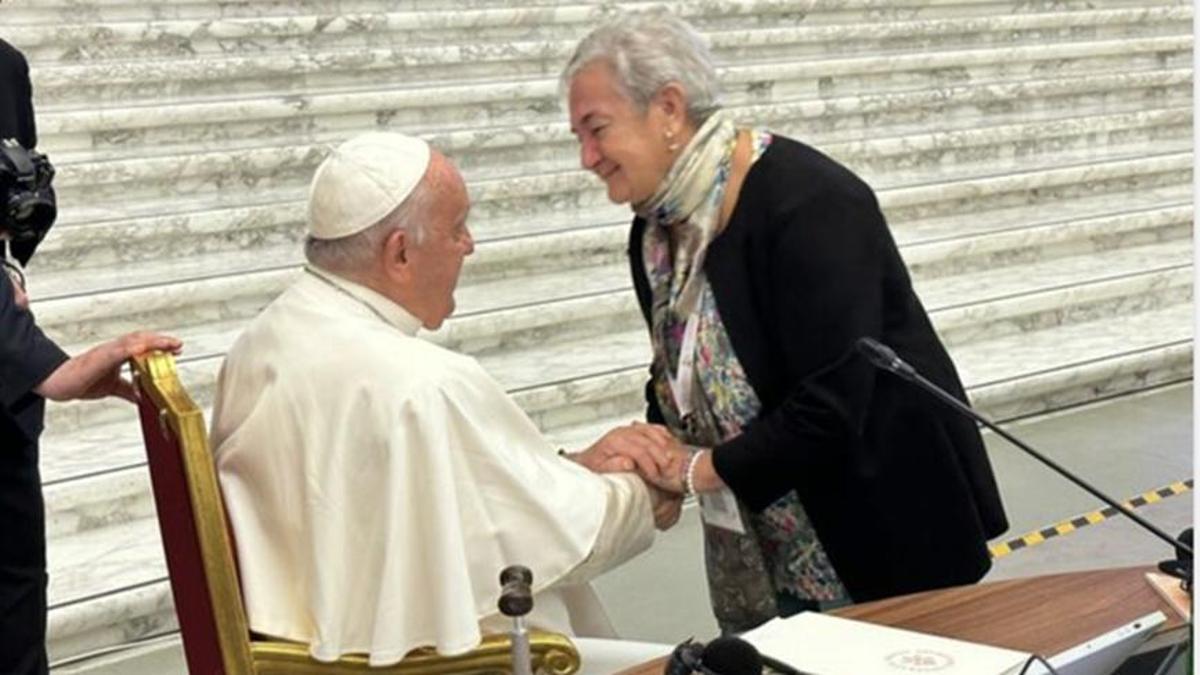 María Luisa Berzosa y el Papa Francisco durante un acto público.