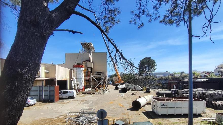 Pérez Rumbao inicia el derribo de la antigua Madera Fiber para levantar un concesionario de Volvo Trucks