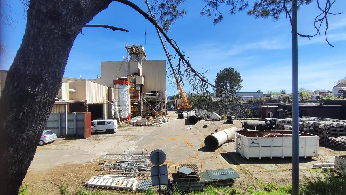 Pérez Rumbao inicia el derribo de la antigua Madera Fiber para levantar un concesionario de Volvo Trucks
