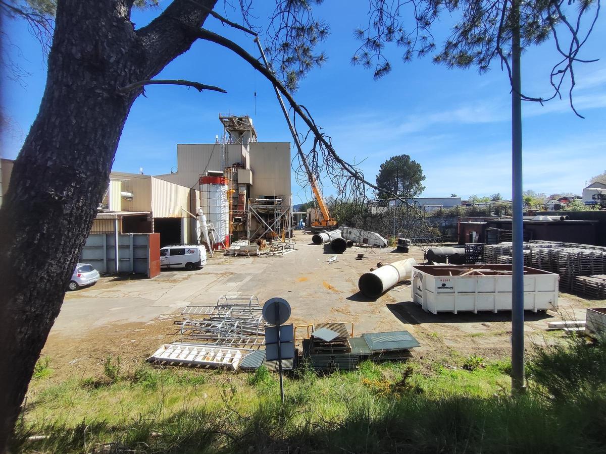 Los trabajos de desmontaje en la antigua nave de Madera Fiber en O Porriño