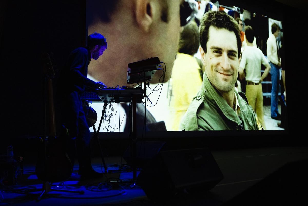Momento de la intervención de Zabala con la proyección de 'Taxi Driver'