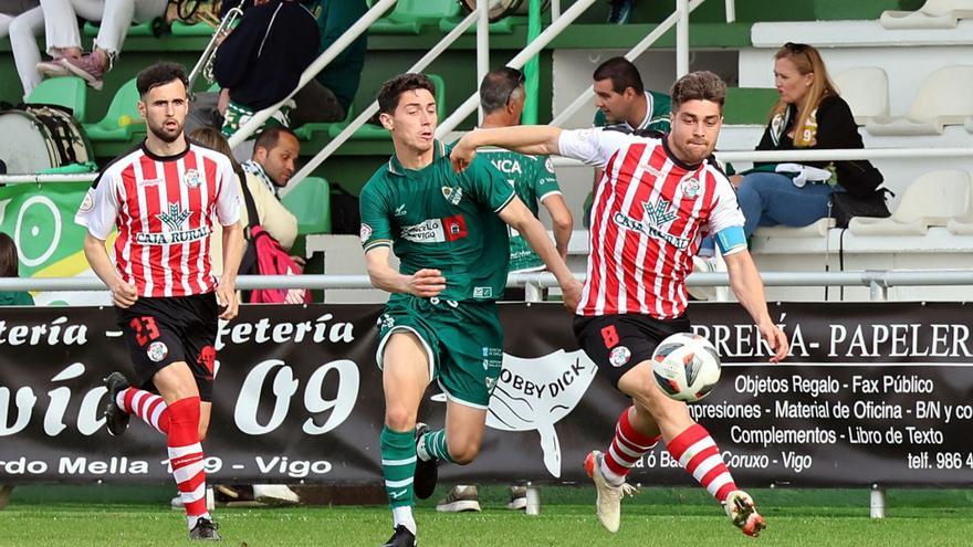 Pitu, del Coruxo, disputa el balón con un jugador del Zamora durante la temporada pasada. // MARTA G. BREA