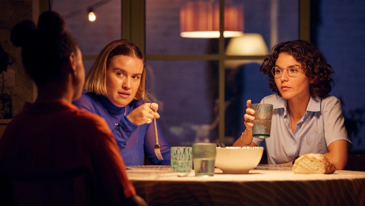 Clara Sans y Mireia Vilapuig, en la serie 'LIA'