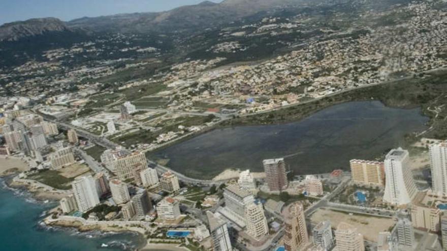 Vista aérea de edificaciones a lo largo del litoral de Calp.